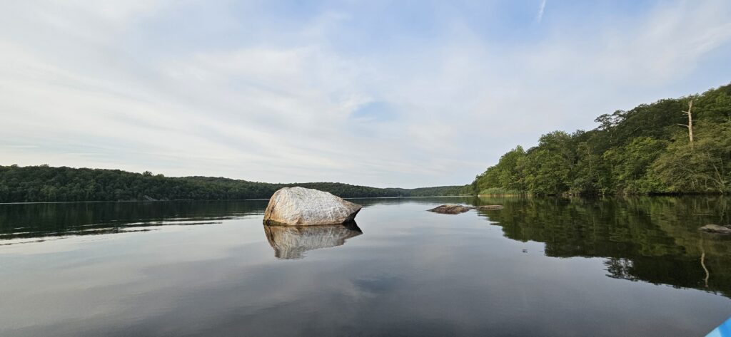 An image of a rock covering in bird poop at Splitrock Reservoir
