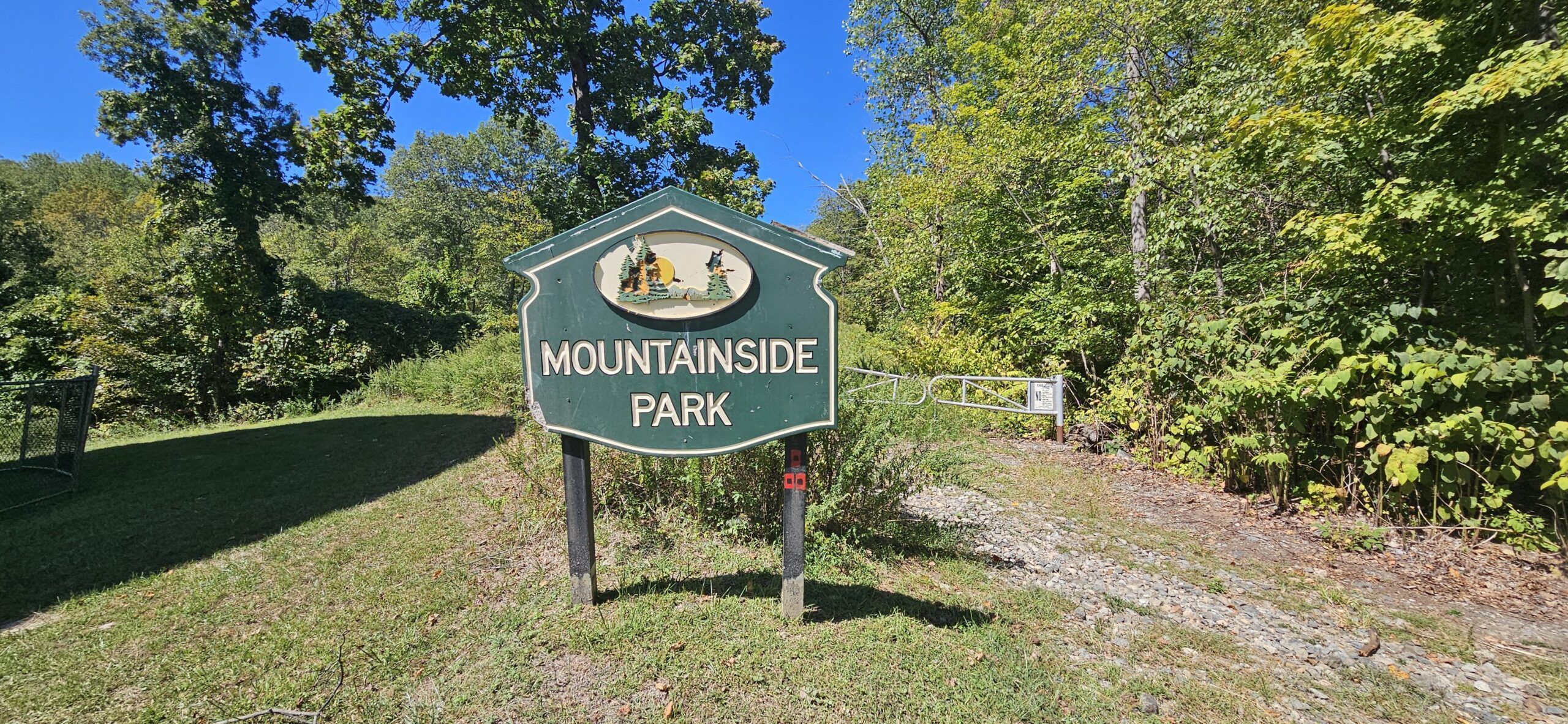 An image of a sign saying "Mountainside Park"