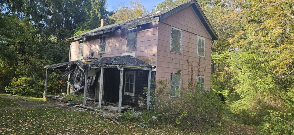 An image of an old building that is falling apart at Long Pond Ironworks