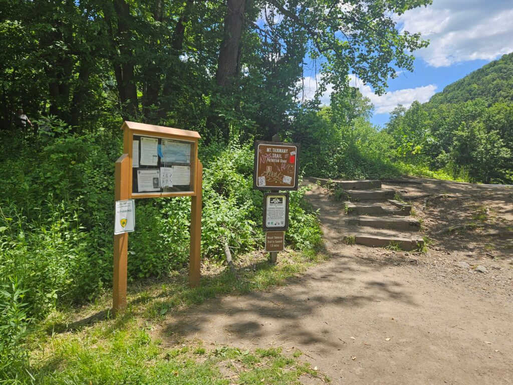 The trailheed for the Mount Tammany Trail