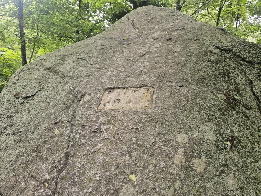 An area that appears to be missing a plaque on Lamont Rock in Alpine New Jersey